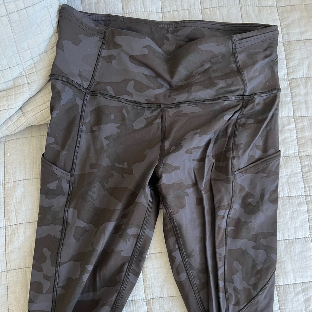 Lululemon Leggings Black & Blue Camo 7/8 length size 6